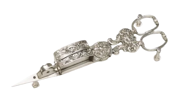 William IV close plate candle snuffer by J. Hobday, Birmingham, circa 1830.