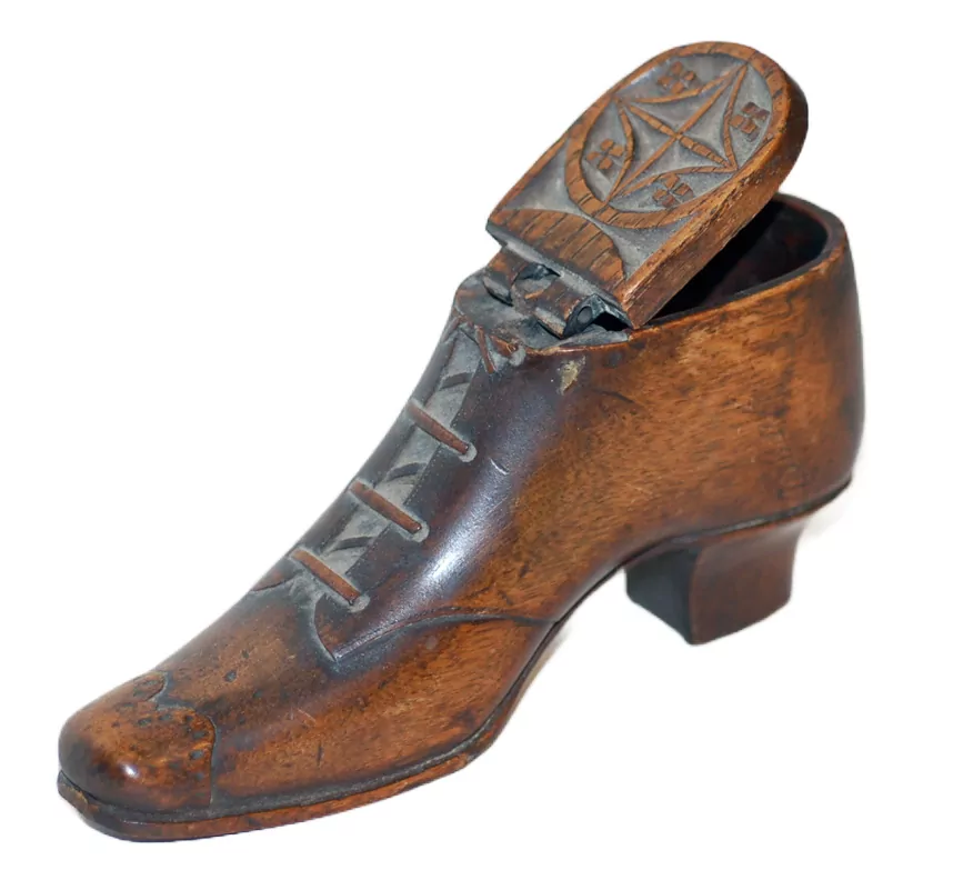 Victorian walnut treen snuff box in the form of a shoe, mid 19th century.