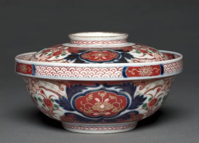 Japanese Hizen Ware Covered Bowl, Edo Period, 1615-1868, Early/Mid 19th century. White porcelain with underglaze blue, overglaze enamel and gold decoration (Hizen ware, Arita type)